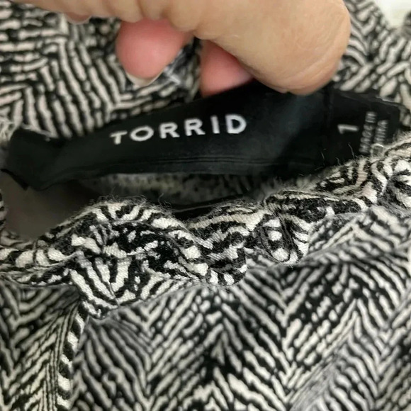Torrid Black and White Design Paperbag Waist Pants Size 1X Womens Plus - Picture 3 of 4